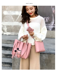 Detailansicht des rosa Leder-Taschensets mit Quaste und goldenen Schnallendetails