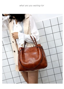 Detalle de un bolso tote vintage grande en cuero PU marrón con adornos de remaches plateados
