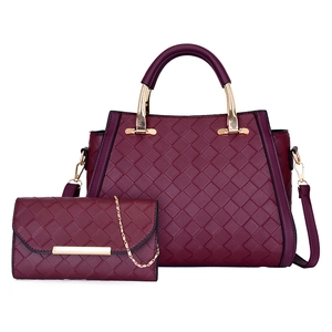 Set borse bordeaux intrecciate a mano con manici dorati e tracolla a catena elegante