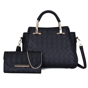 Set borsa tote intrecciata nera e portafoglio a catena con eleganti dettagli dorati