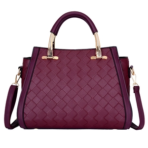 Borsa a mano in pelle intrecciata bordeaux con motivo Intrecciato e dettagli dorati