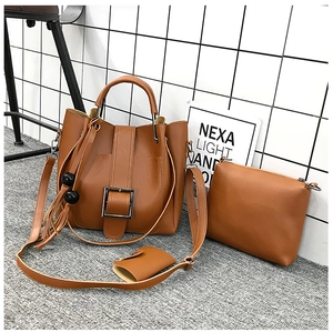 Braunes Kunstleder Beuteltaschen-Set mit Quastenanhänger und Metallschnalle