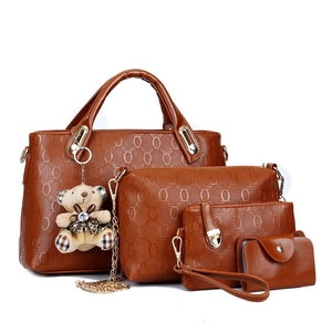 Klassisches 4-teiliges Damen Handtaschen Set in Hellbraun mit Relief und Bärenanhänger