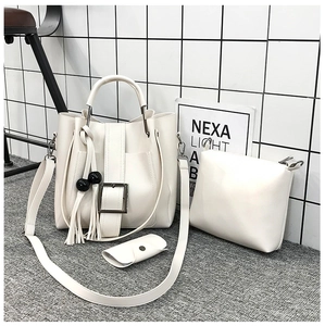 Detailansicht des dreiteiligen Taschen-Sets aus elfenbeinfarbenem PU-Leder mit Quasten-Dekor