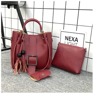 Dreiteiliges Set weinroter PU-Lederhandtaschen mit Metallschnallen und Quastenanhängern