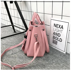 Detailansicht der rosa Beuteltasche mit Metallnieten und D-Ring-Schultergurtbefestigung