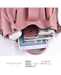 Draufsicht der rosa Lederbeuteltasche mit großem Innenraum für alle täglichen Utensilien