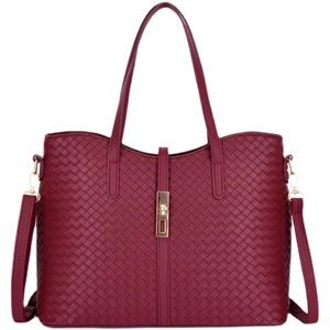 Sac fourre-tout tissé bordeaux avec bandoulière réglable et fermoir doré chic