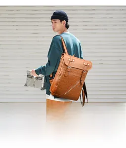Modello uomo con zaino vintage in pelle PU marrone per viaggi e pendolarismo quotidiano
