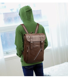 Dettaglio dello zaino vintage in pelle PU marrone con cerniera laterale e cinturini fibbia