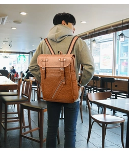 Zaino vintage in pelle sintetica marrone con fibbie decorative in un ambiente di vita