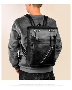 Dettaglio dello zaino in pelle PU nera con cinghie a fibbia e design ergonomico schienale