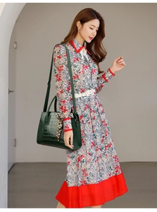 Vue détaillée du sac à main motif crocodile avec une robe longue à fleurs
