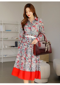 Sac à main chic rouge foncé motif crocodile avec robe en mousseline à fleurs
