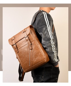 Zaino vintage in pelle PU marrone da uomo, indossato per mostrare dimensioni e stile