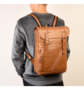 Dettaglio dello zaino vintage in pelle PU marrone con chiusura a patta e fibbie in metallo