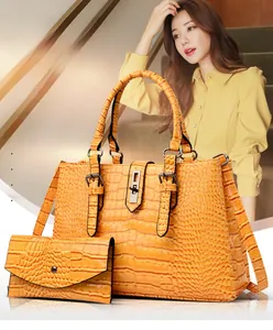 Détail du sac à main jaune gingembre motif crocodile avec boucles argentées et portefeuille