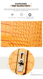 Détail de la texture cuir crocodile jaune et du fermoir tournant en métal argenté