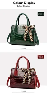 Détails de sacs à main motif crocodile vert et bordeaux avec foulards imprimé léopard