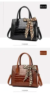 Sacs à main motif crocodile noir et marron avec foulard léopard en soie sur l'anse