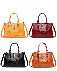 Vue détaillée de sacs à main motif crocodile en quatre couleurs avec boucles dorées