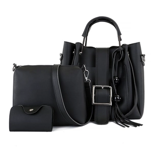 Schwarzes Damen Handtaschen-Set aus mattem Leder mit Quastenanhänger und Metallschnallen