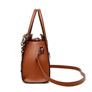 Sac fourre-tout marron motif crocodile avec foulard léopard et bandoulière réglable sur fond blanc