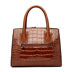 Sac à main marron avec texture crocodile et poche zippée sur fond blanc pur