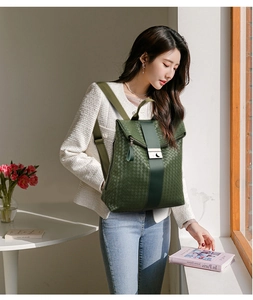 Vue latérale d'un sac à dos vert foncé avec texture tressée et fermoir métallique argenté