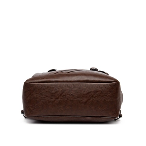 Vista inferiore dello zaino vintage in pelle PU marrone scuro con trama a grana