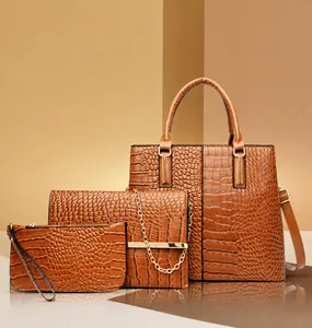 Detail der dreiteiligen braunen PU-Leder Handtaschen mit eleganter Krokodil-Prägung