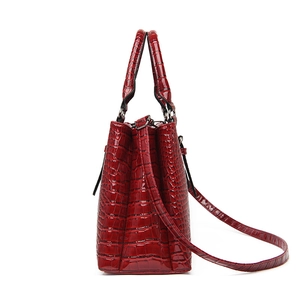 Sac à main rouge foncé à motif crocodile avec bandoulière réglable en similicuir