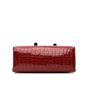 Sac à main rouge foncé en cuir verni gaufré crocodile avec base large et poignées