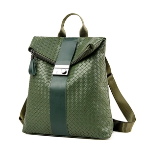Sac à dos en cuir tressé vert foncé avec boucle argentée et bretelles réglables