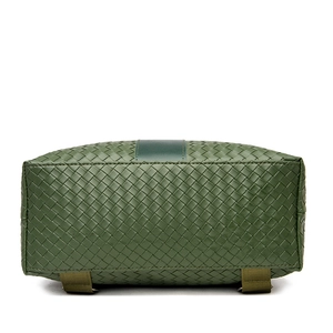 Sac à dos en cuir tressé vert foncé, vue du dessous montrant le tissage raffiné