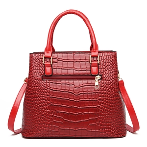 Elegante rote Handtasche mit Krokodilprägung, zwei Griffen und abnehmbarem Schultergurt