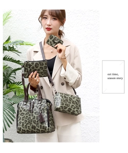 Detail der Leopard-Handtasche mit stilvollem Quastenanhänger und hochwertiger PU-Textur