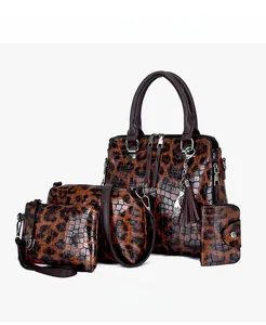 Vierteiliges Taschenset mit Leoparden- und Krokodilmuster sowie glänzendem Finish