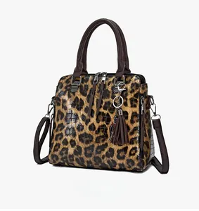 Detailansicht der Handtasche mit Leopardenmuster, Krokoprägung und dekorativer Quaste