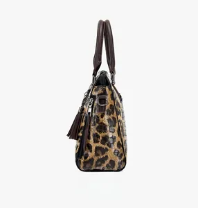 Detailansicht der Handtasche mit Leopardenmuster, Kroko-Struktur und Lederquaste seitlich