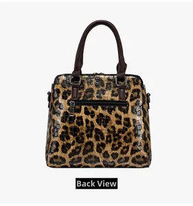 Detailansicht der Rückseite einer Handtasche mit Leopardenmuster und Reißverschluss