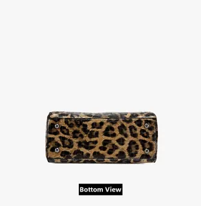 Detailansicht des Leopard-Handtaschenbodens mit vier schützenden Metallfüßen aus Silber