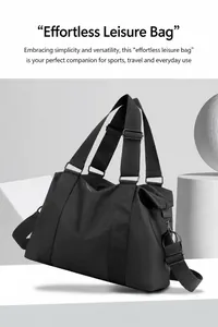 Dettaglio della borsa in nylon nero con tracolla larga regolabile e doppi manici