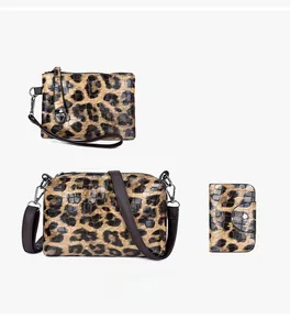 Detailansicht des Taschen-Sets mit Leopardenmuster, Umhängetasche, Clutch und Geldbörse