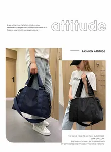 Grandi borse da viaggio in nylon blu scuro e nero con tracolle regolabili e manici larghi