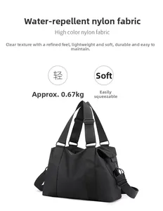 Dettaglio del nylon impermeabile e design leggero con un peso di 0,67 kg