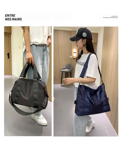 Grandi borse da viaggio in nylon nero e blu con doppi manici e tracolla regolabile
