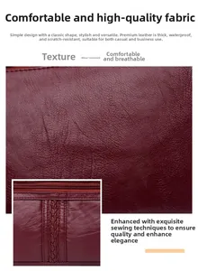 Macro di borsa in pelle rosso scuro con grana litchi e dettagli della tracolla intrecciata