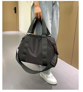 Dettaglio borsa da viaggio in nylon ad alta densità con manici robusti e tracolla regolabile