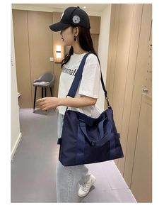 Dettaglio della grande borsa tote in nylon blu navy con tracolla regolabile per viaggi